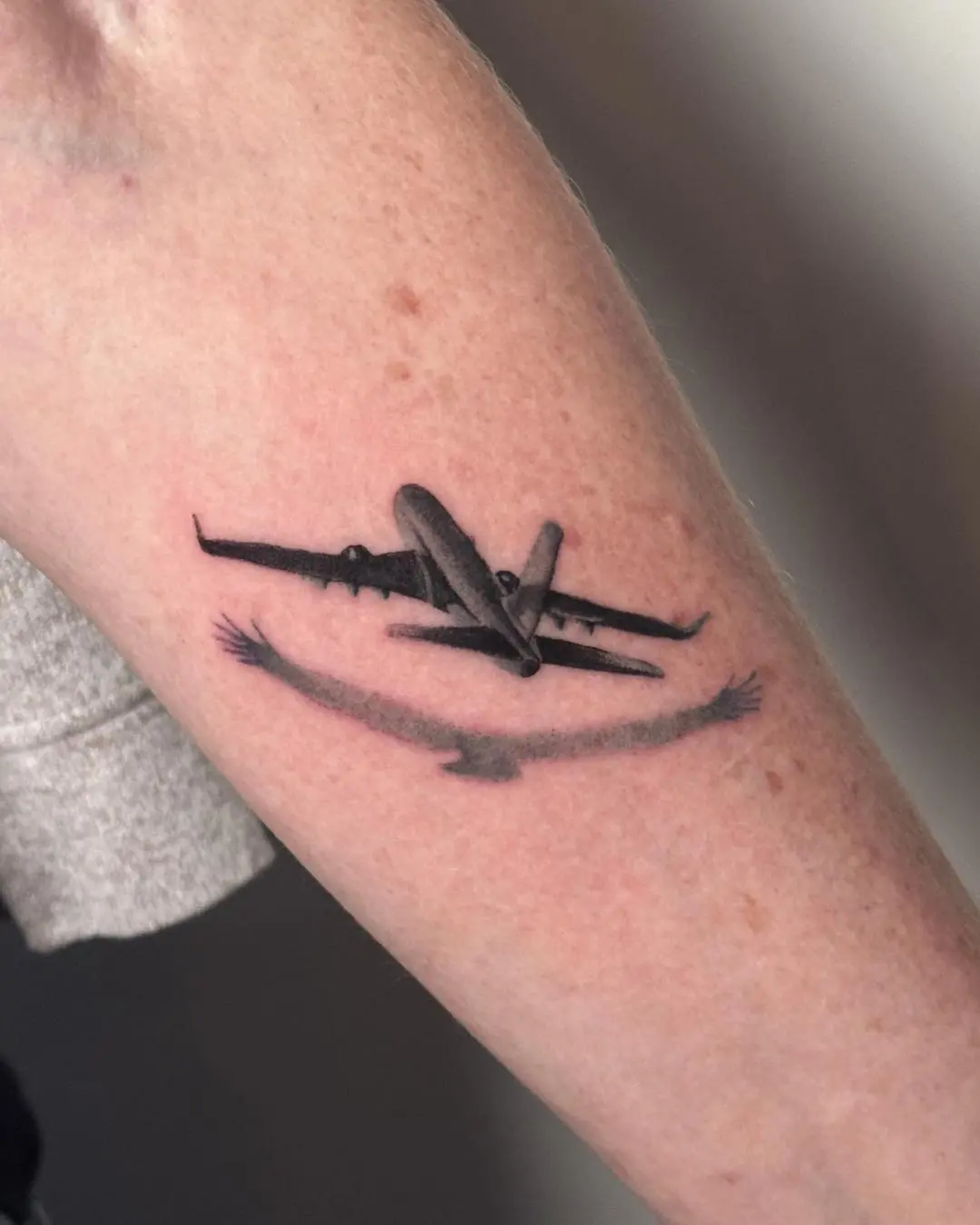 A poignant tribute with an airplane design.