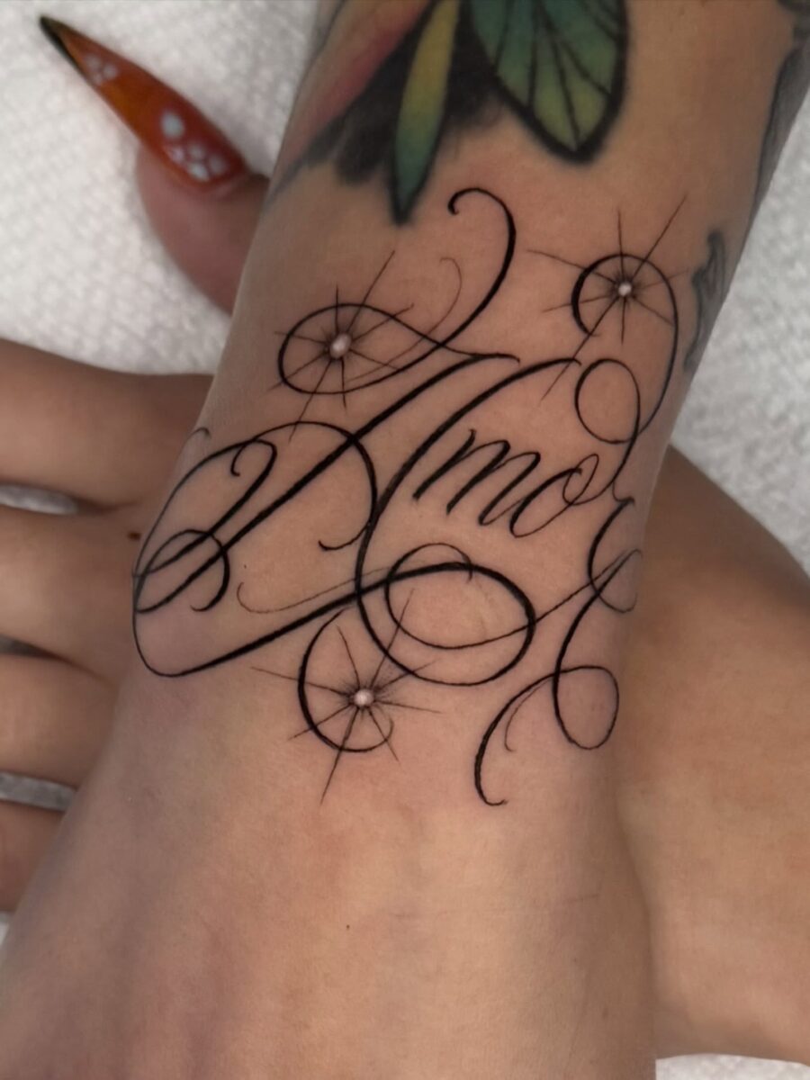 Intricate script design featuring the word ‘Amor’