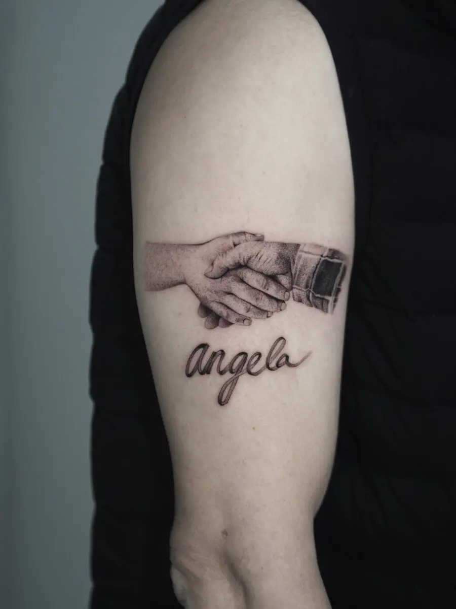 Touching tribute through hands and name tattoo