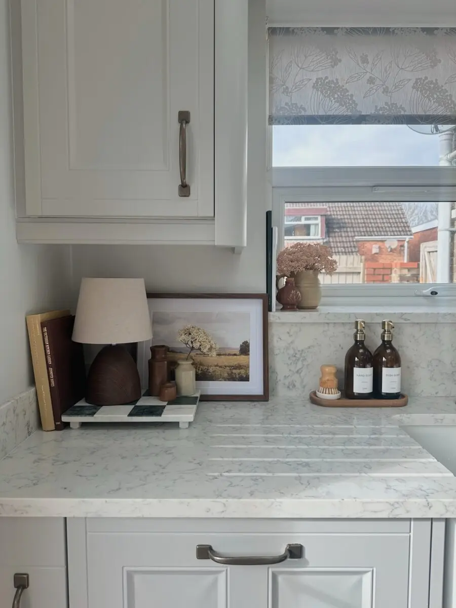 Charming kitchen counter decor for modern simplicity