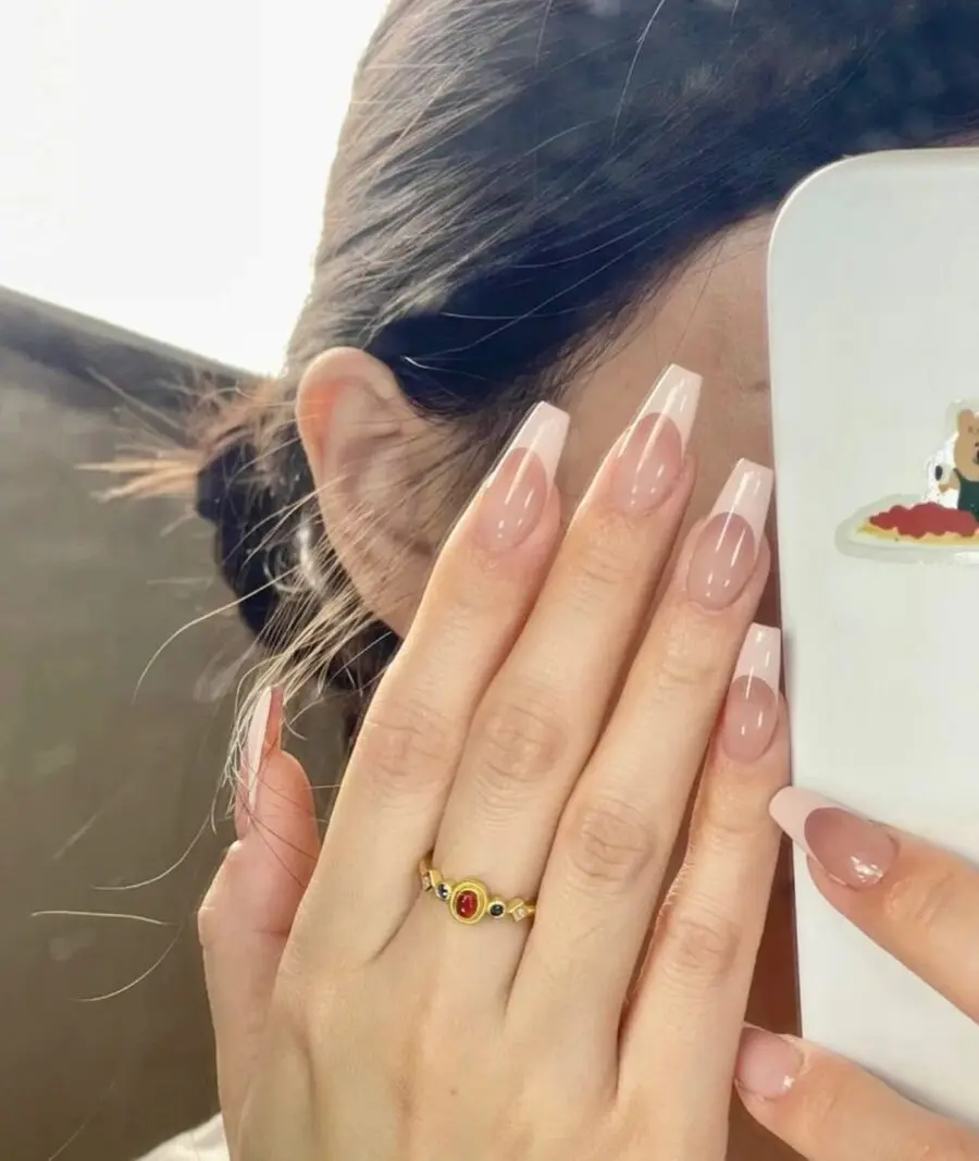 Elegant minimalist nails with soft pink tones