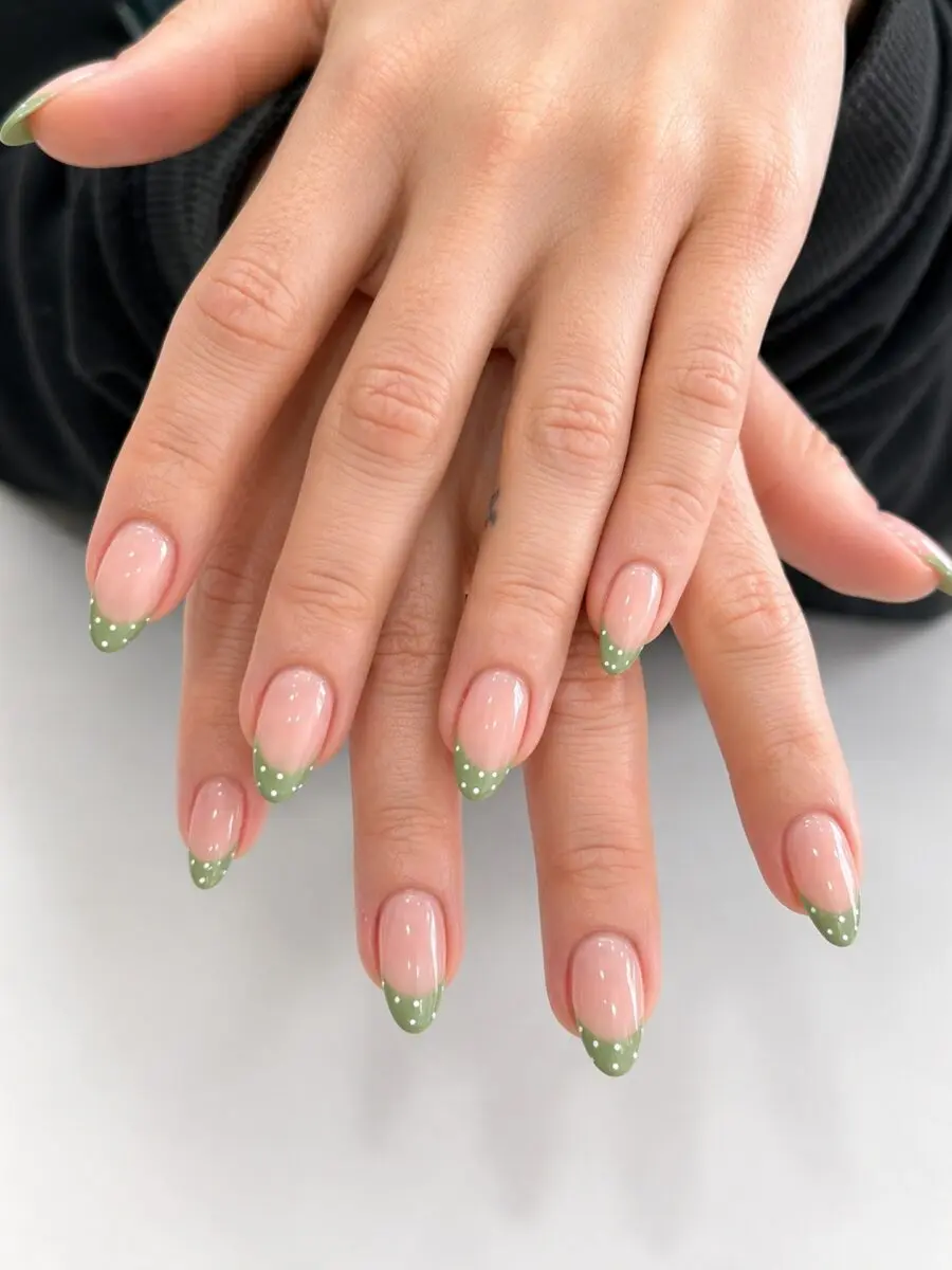 Chic minimalist nails with green tips