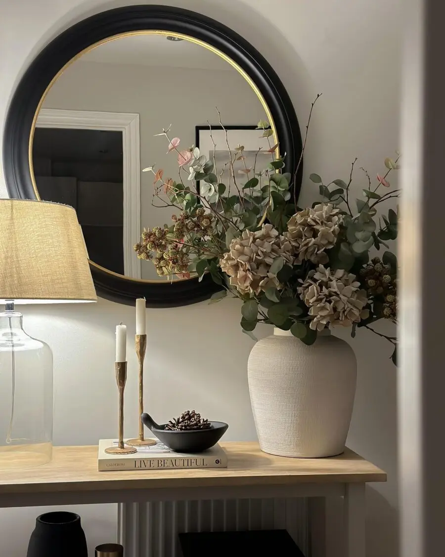 Elegant decor for a welcoming entryway space