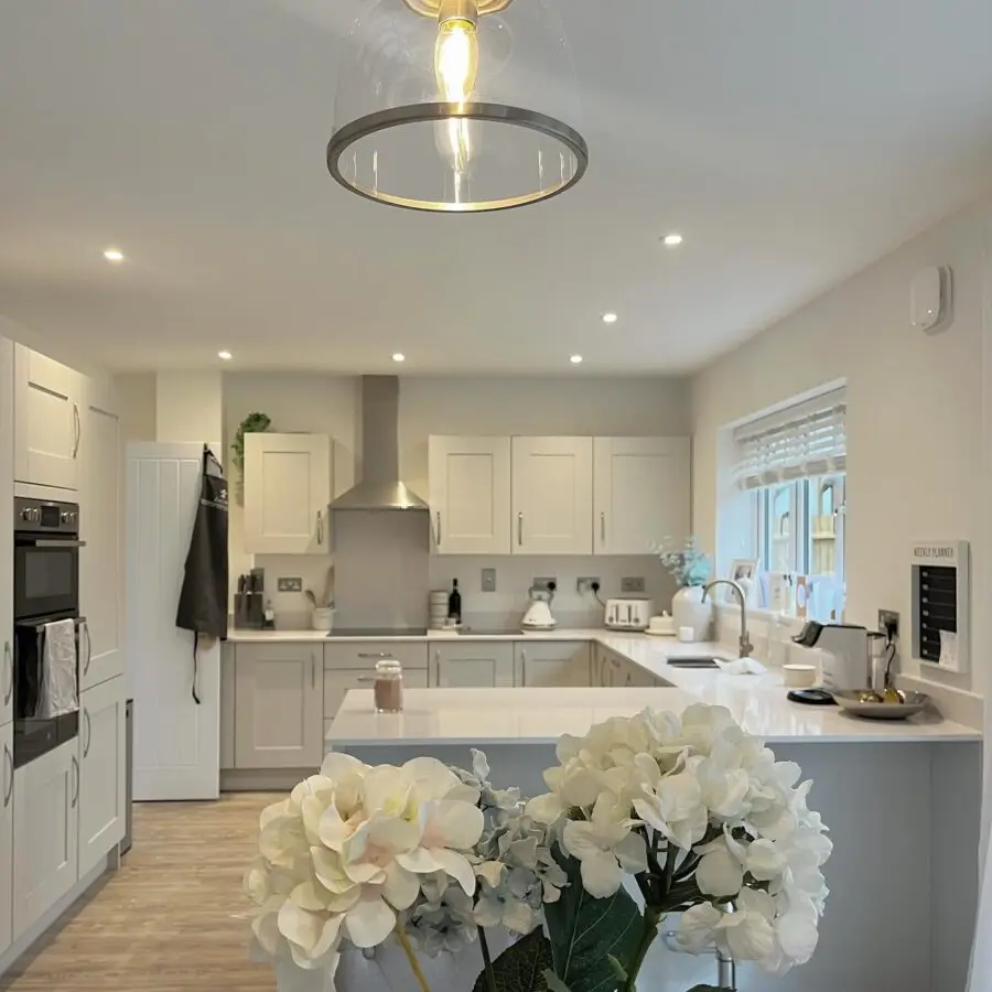 Sleek and Inviting Kitchen Counter Decor