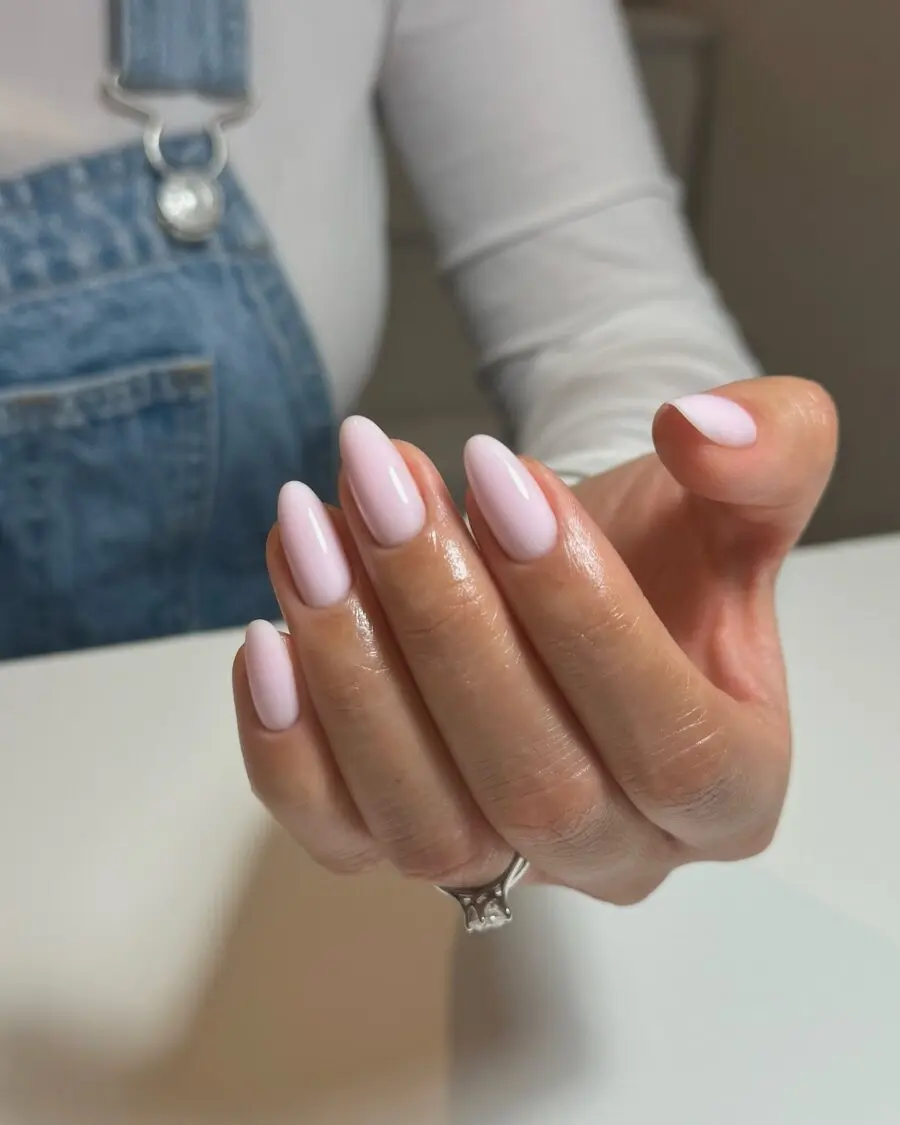 Chic pastel almond nails for a trendy look