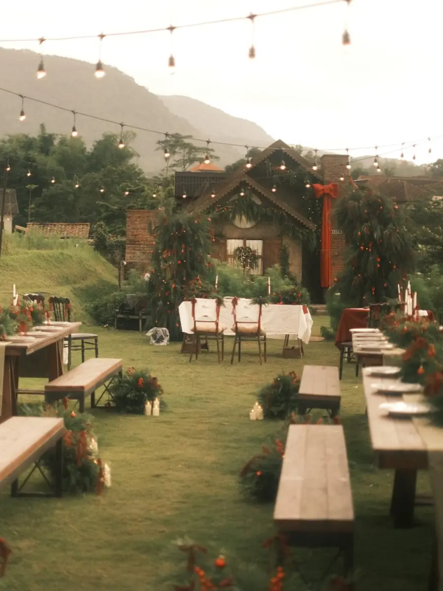 Cozy garden setting for rustic wedding decor