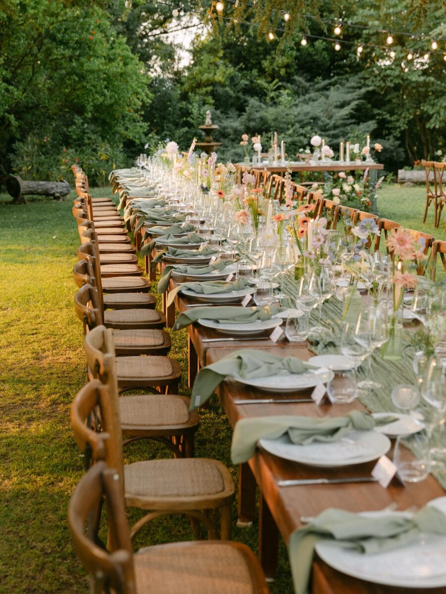 Charming outdoor table arrangement for weddings
