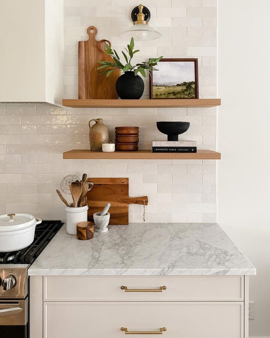 Stylish kitchen shelf decor for modern vibes