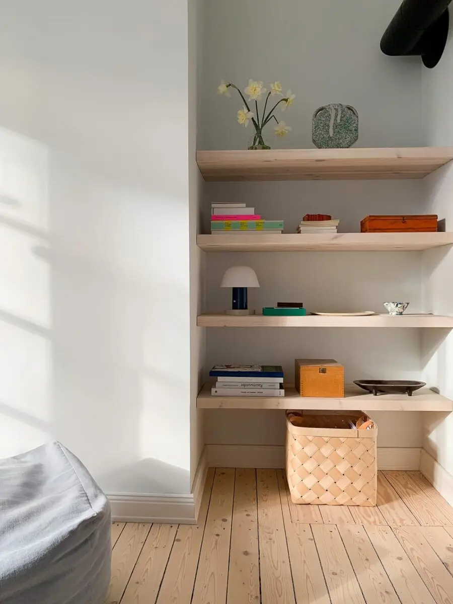Charming minimalist shelf decor idea