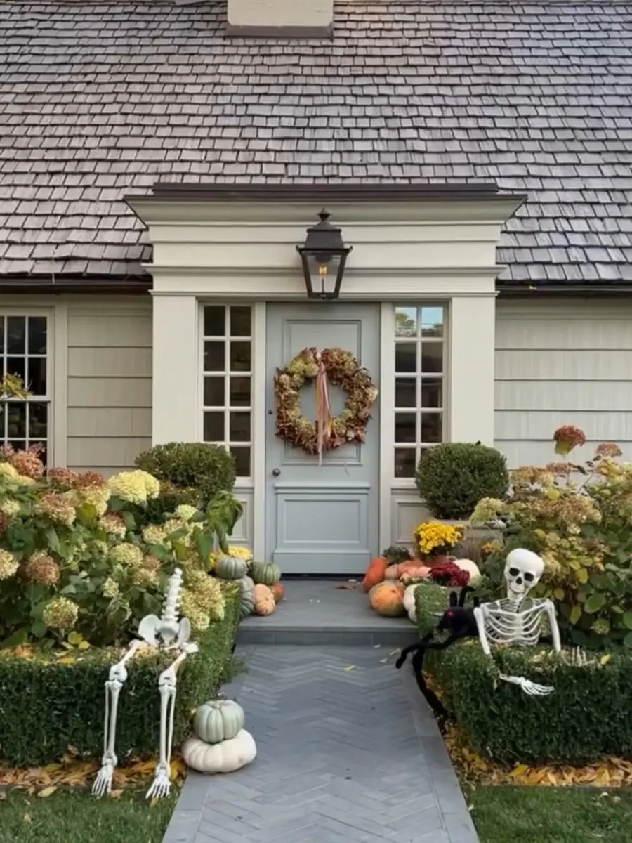 Charming Halloween-inspired porch decor for autumn
