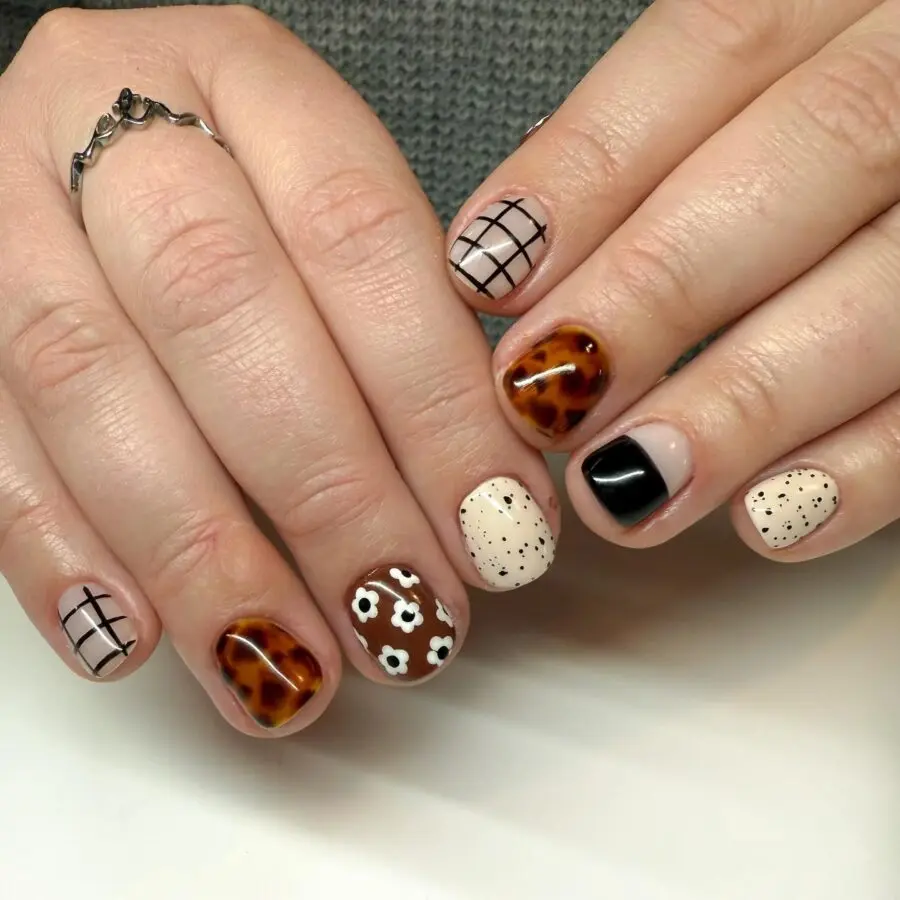 Chic autumn-inspired Thanksgiving nail design