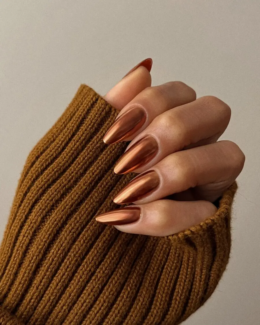 Glistening copper nails for cozy vibes