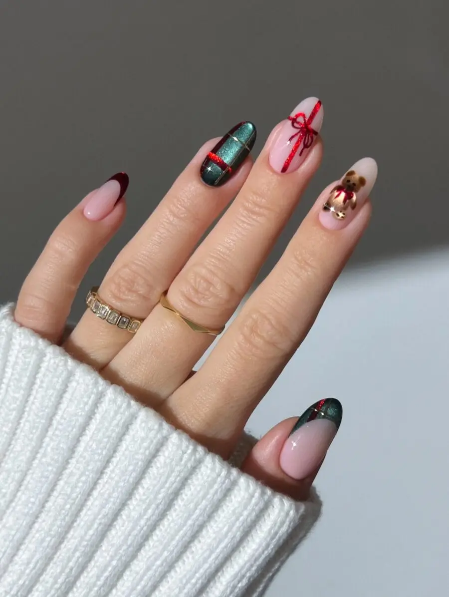 Festive Thanksgiving Nails with Charming Details