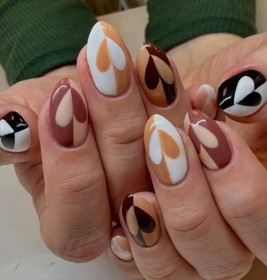 Stylish and warm-toned Thanksgiving nail art.