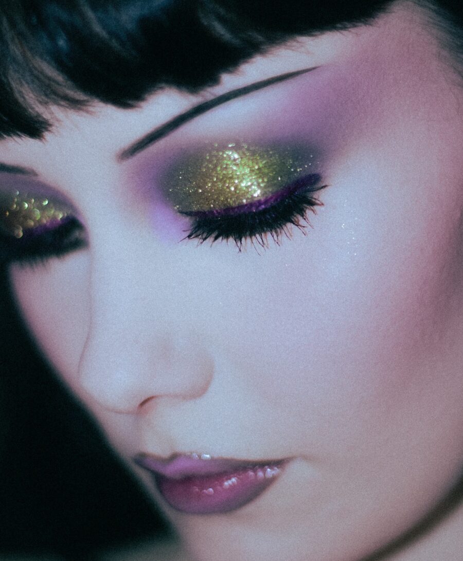 Vibrant and sparkling Y2K eye makeup look