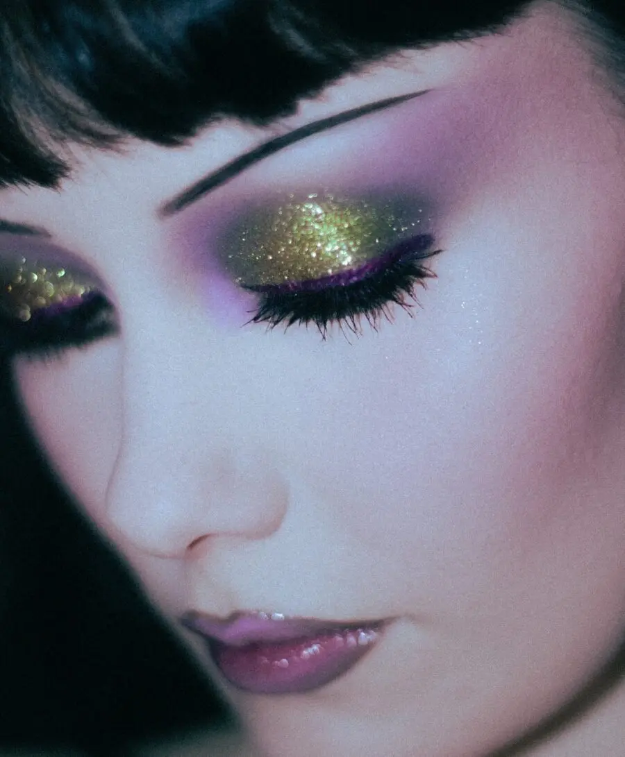 Vibrant and sparkling Y2K eye makeup look