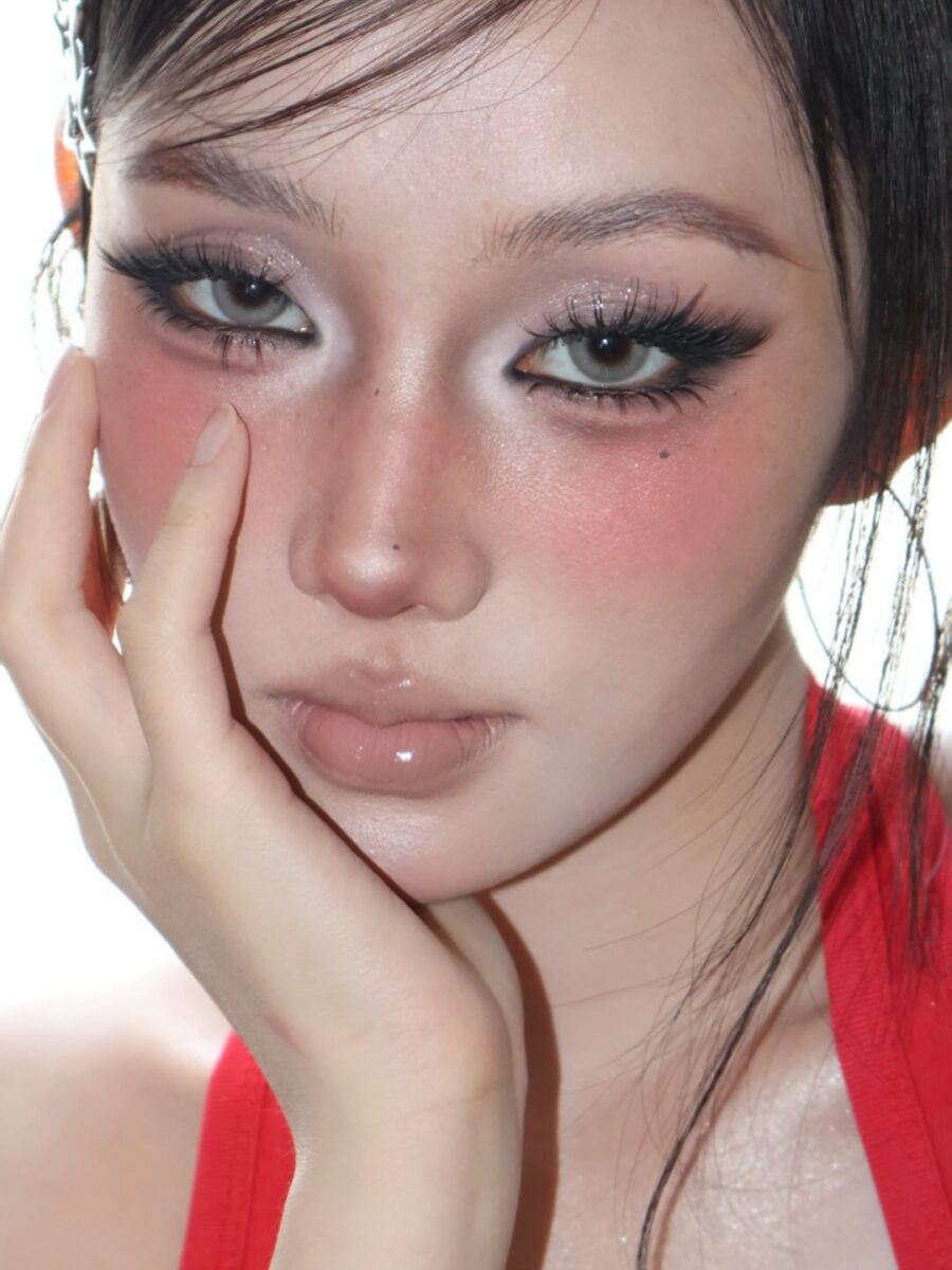 Glamorous Y2K-inspired makeup look