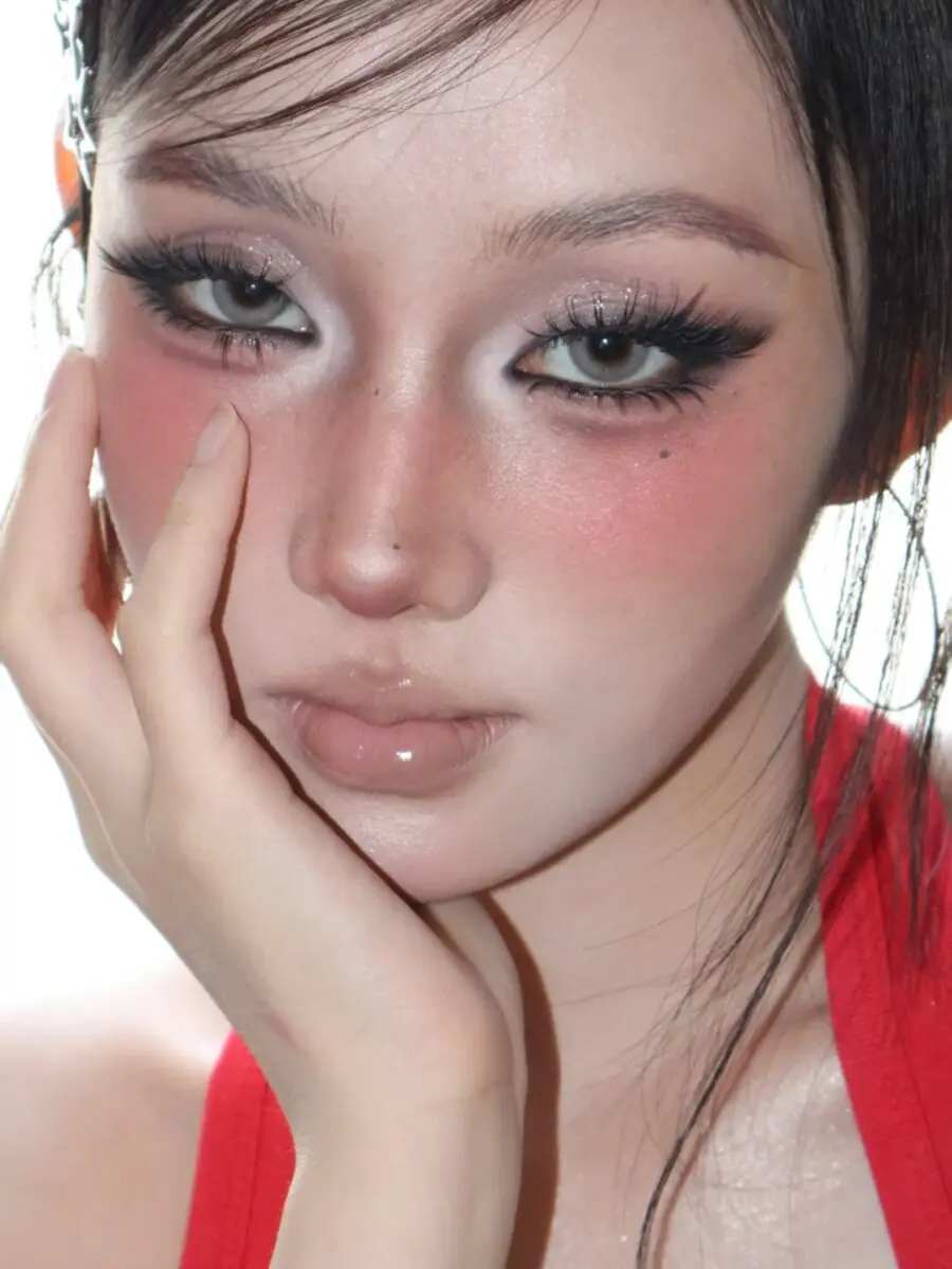 Glamorous Y2K-inspired makeup look