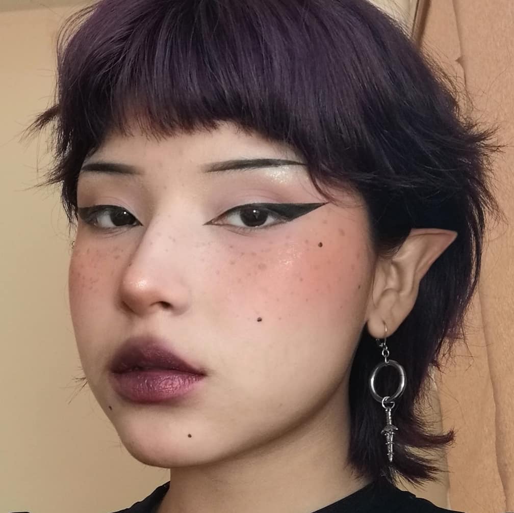 Bold eyeliner enhances the Y2K aesthetic